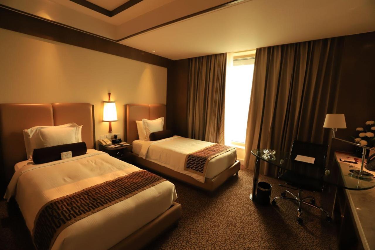 Crowne Plaza New Delhi Okhla By Ihg Hotel Buitenkant foto A room at the hotel