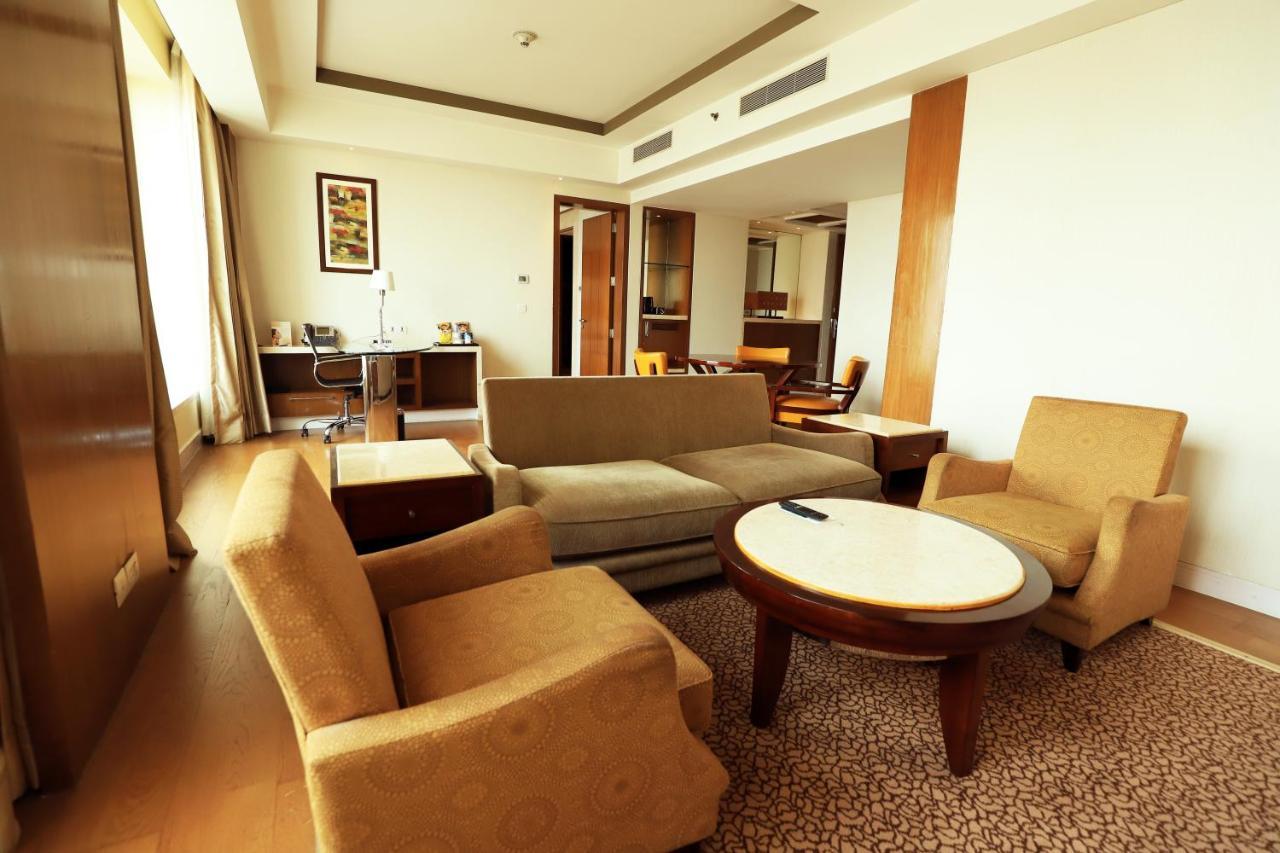 Crowne Plaza New Delhi Okhla By Ihg Hotel Buitenkant foto A suite at the hotel