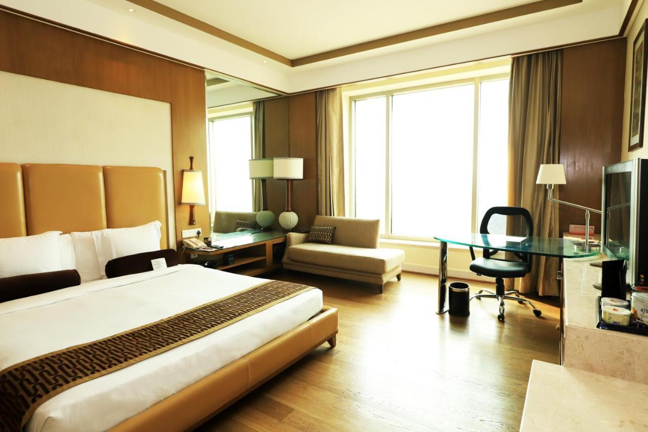 Crowne Plaza New Delhi Okhla By Ihg Hotel Buitenkant foto A room at the Taj Bengal