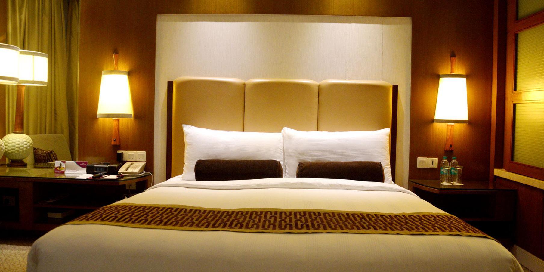 Crowne Plaza New Delhi Okhla By Ihg Hotel Buitenkant foto A bed