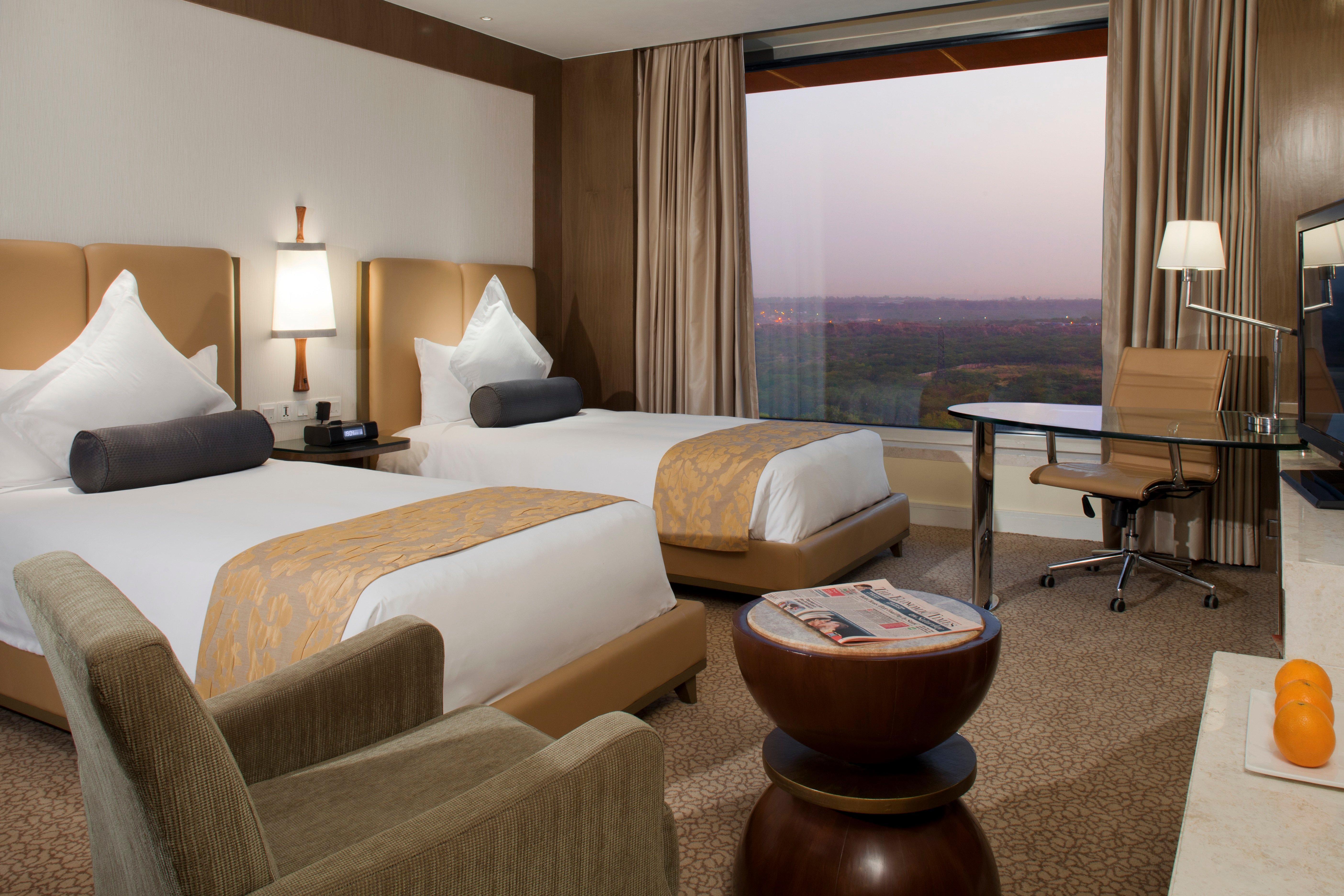 Crowne Plaza New Delhi Okhla By Ihg Hotel Buitenkant foto A guest room at the JW Marriott Desert Springs Resort and Spa