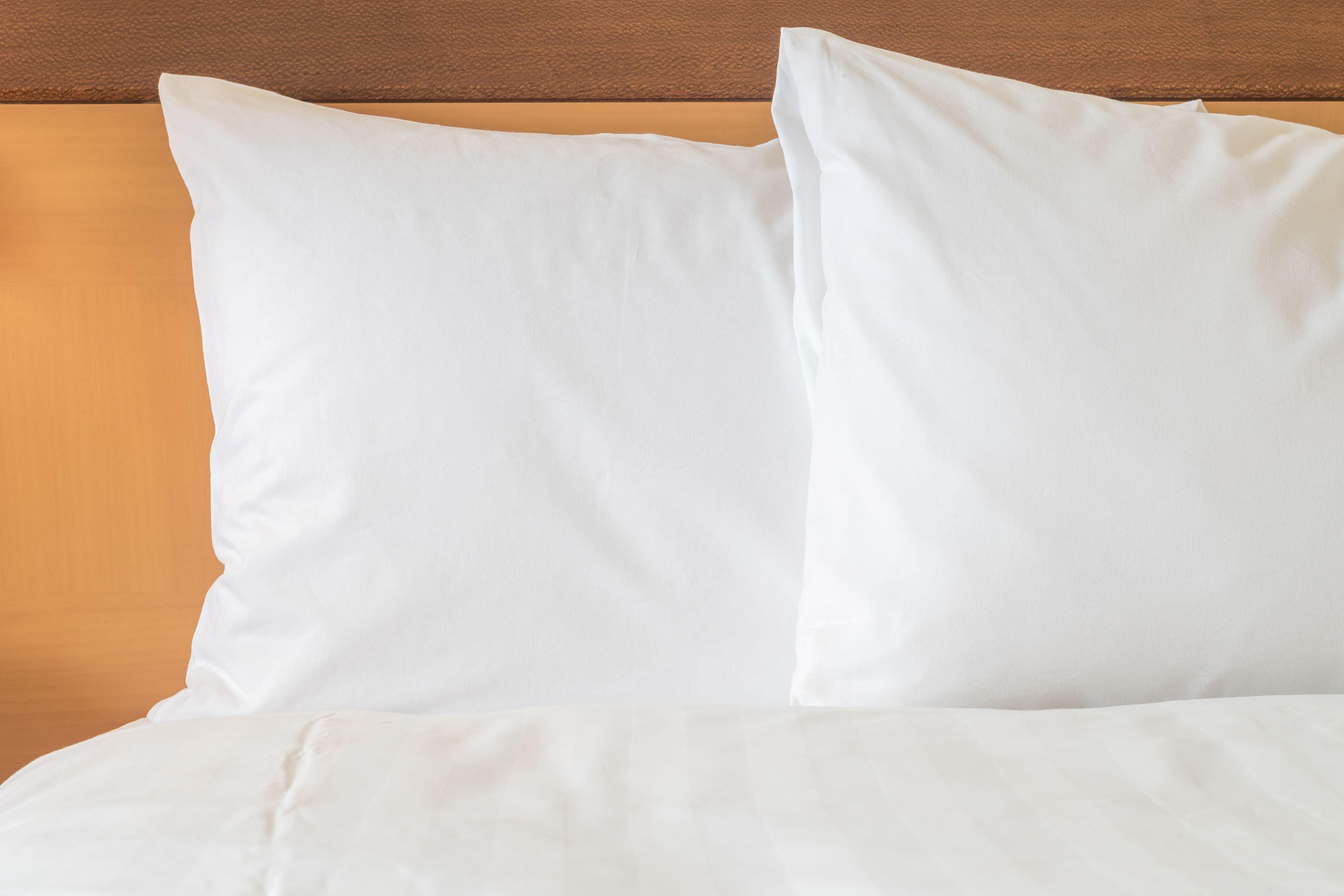 Crowne Plaza New Delhi Okhla By Ihg Hotel Buitenkant foto Two pillows on a bed