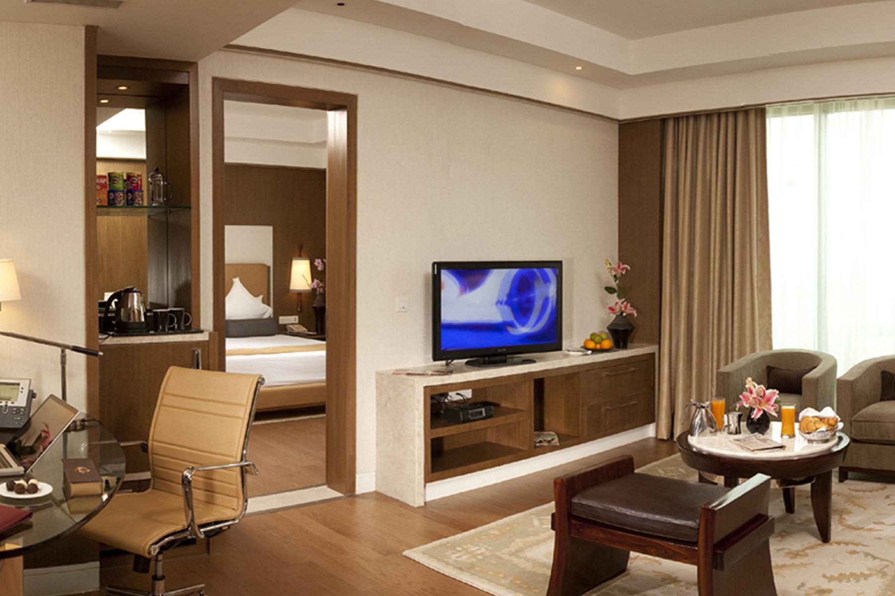 Crowne Plaza New Delhi Okhla By Ihg Hotel Buitenkant foto A suite at the hotel