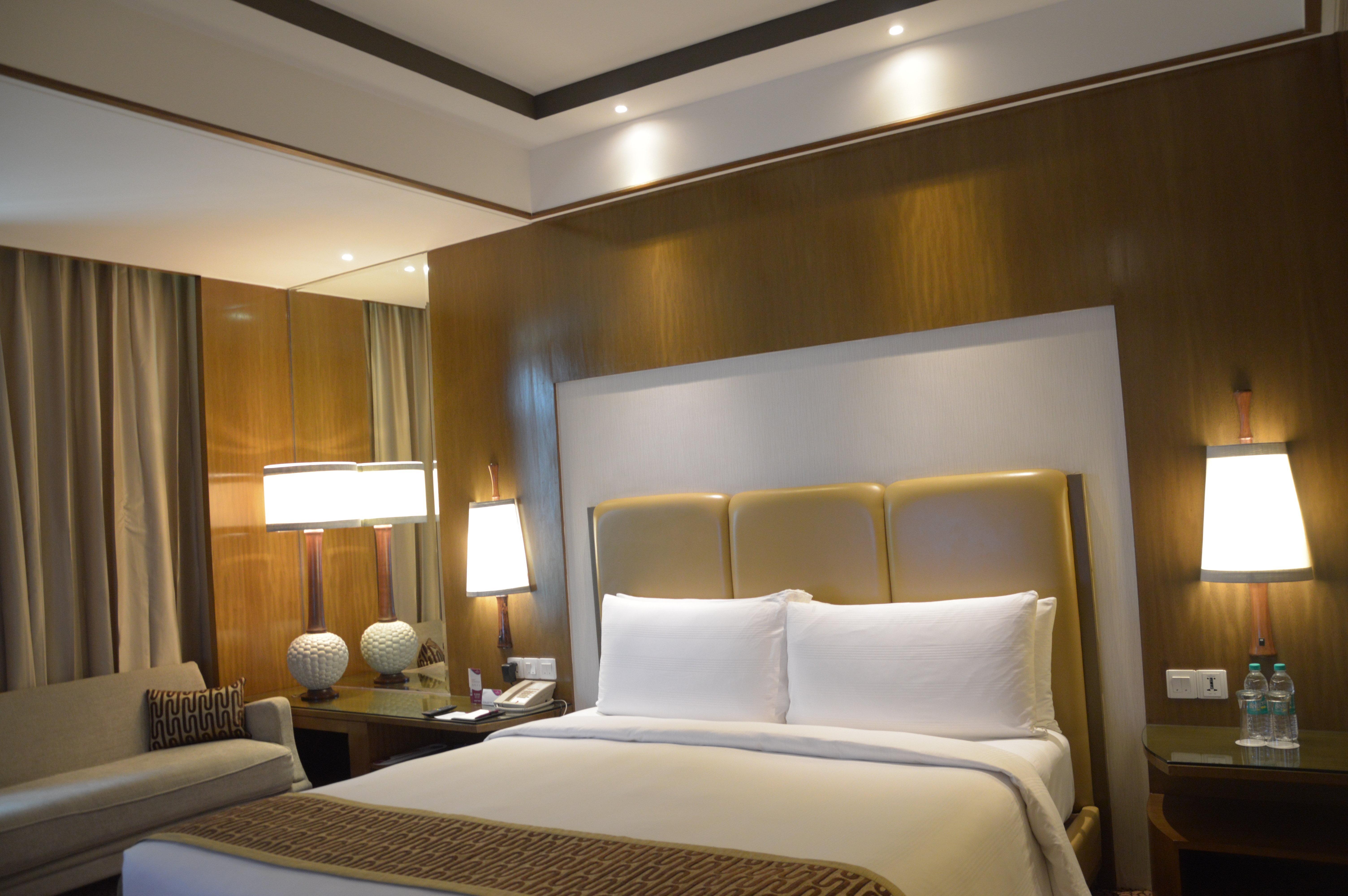 Crowne Plaza New Delhi Okhla By Ihg Hotel Buitenkant foto A bedroom at the Taj Bengal