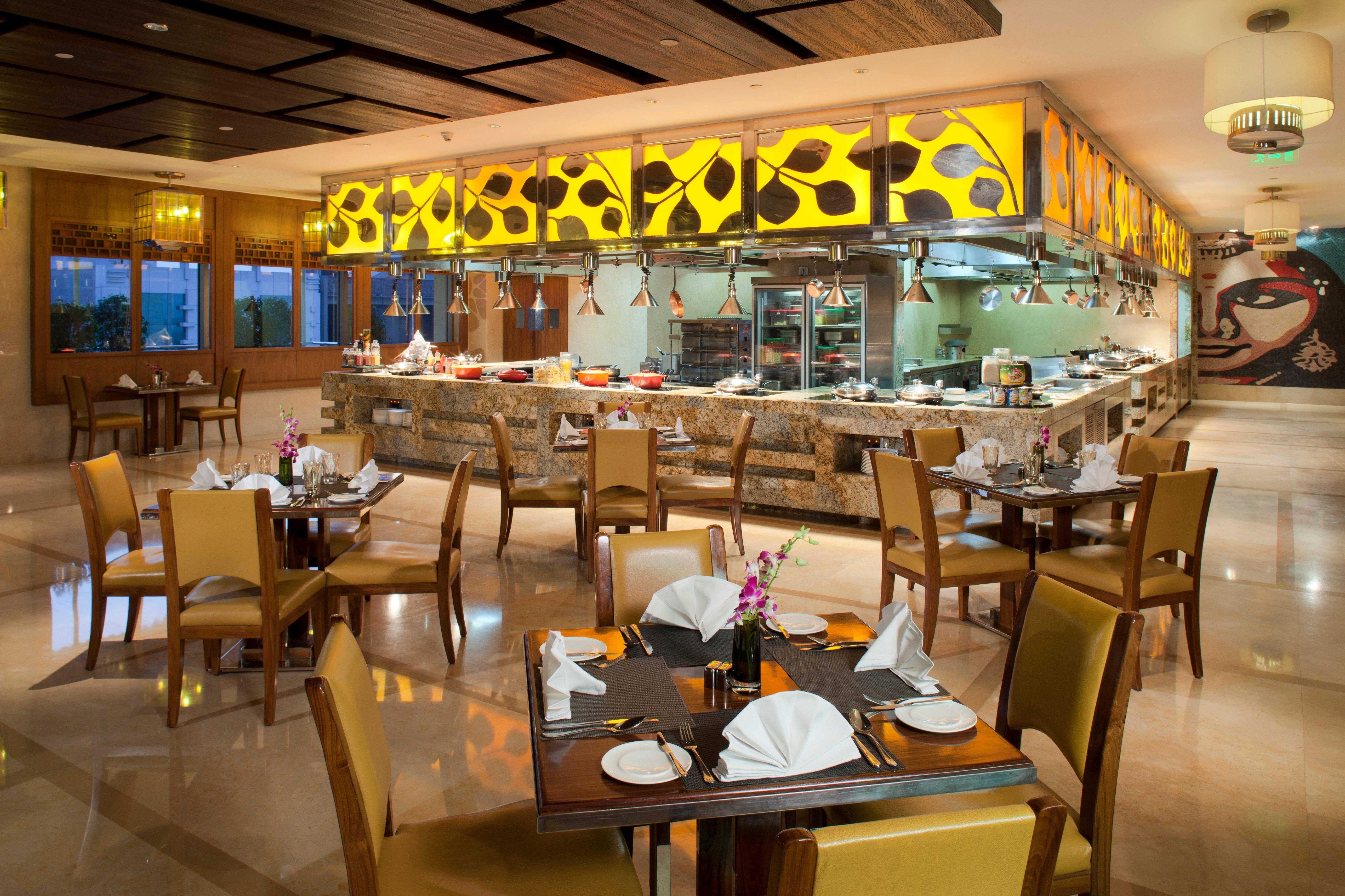 Crowne Plaza New Delhi Okhla By Ihg Hotel Buitenkant foto The restaurant