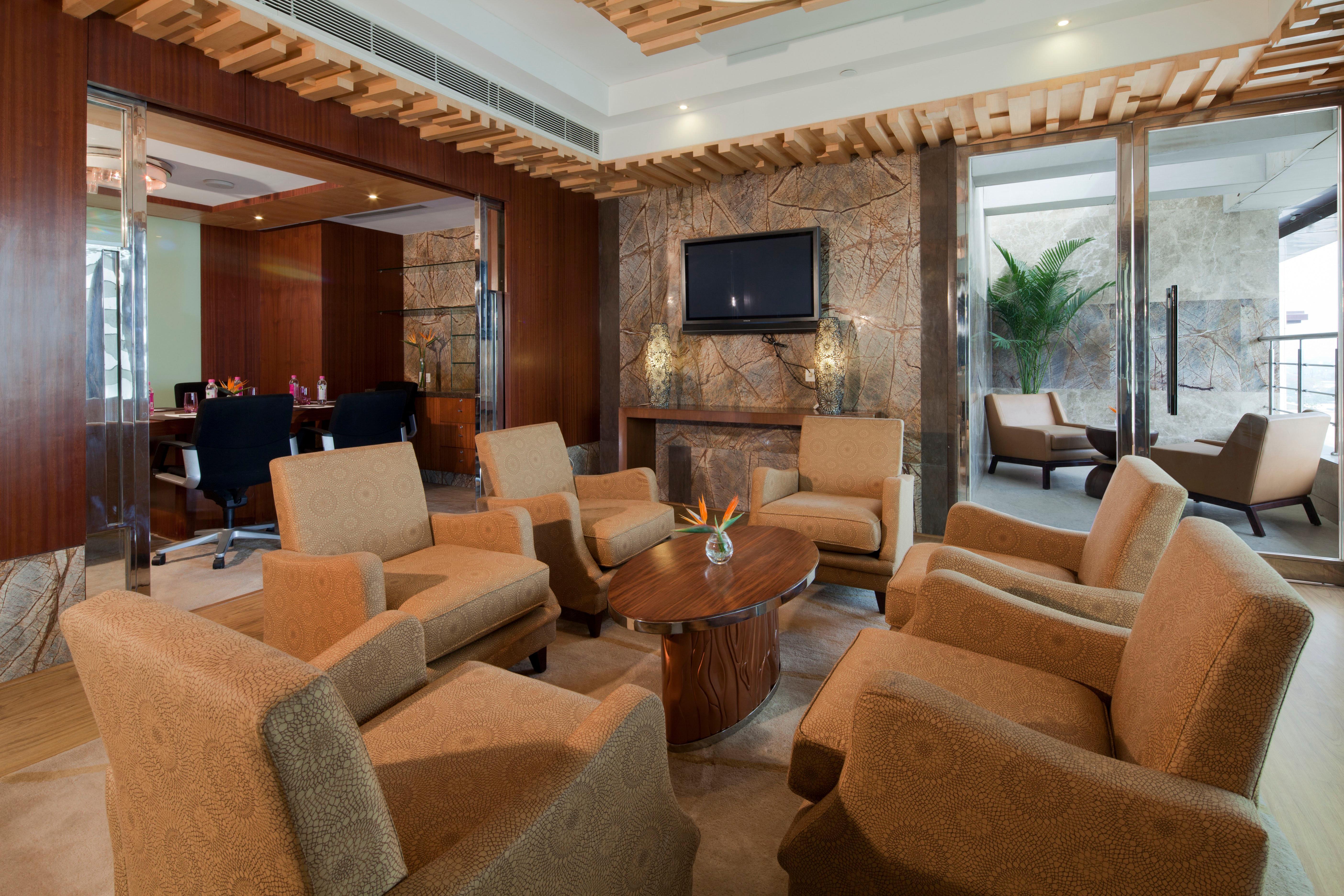 Crowne Plaza New Delhi Okhla By Ihg Hotel Buitenkant foto The lounge at the airport