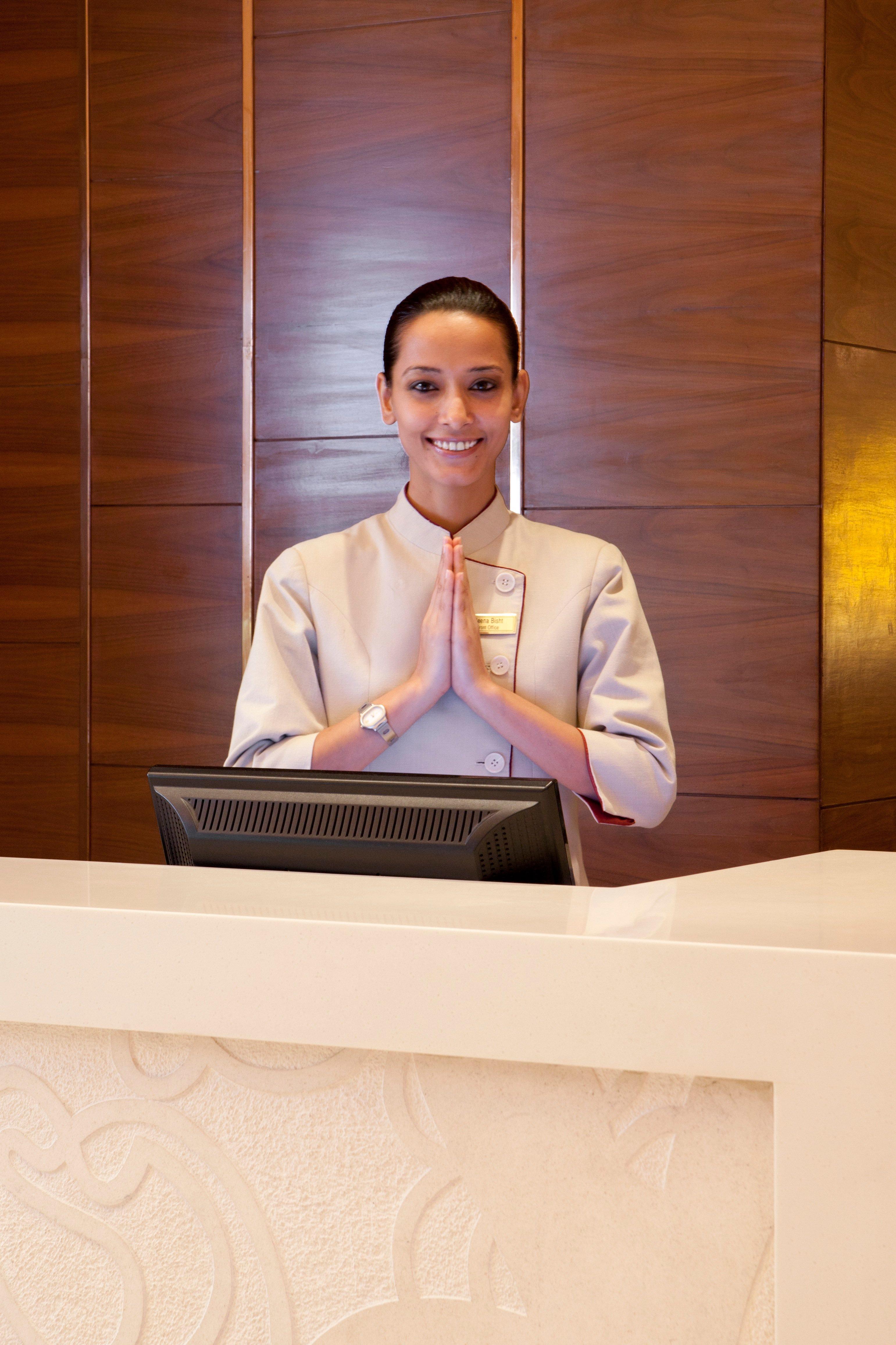 Crowne Plaza New Delhi Okhla By Ihg Hotel Buitenkant foto A hotel receptionist in Thailand