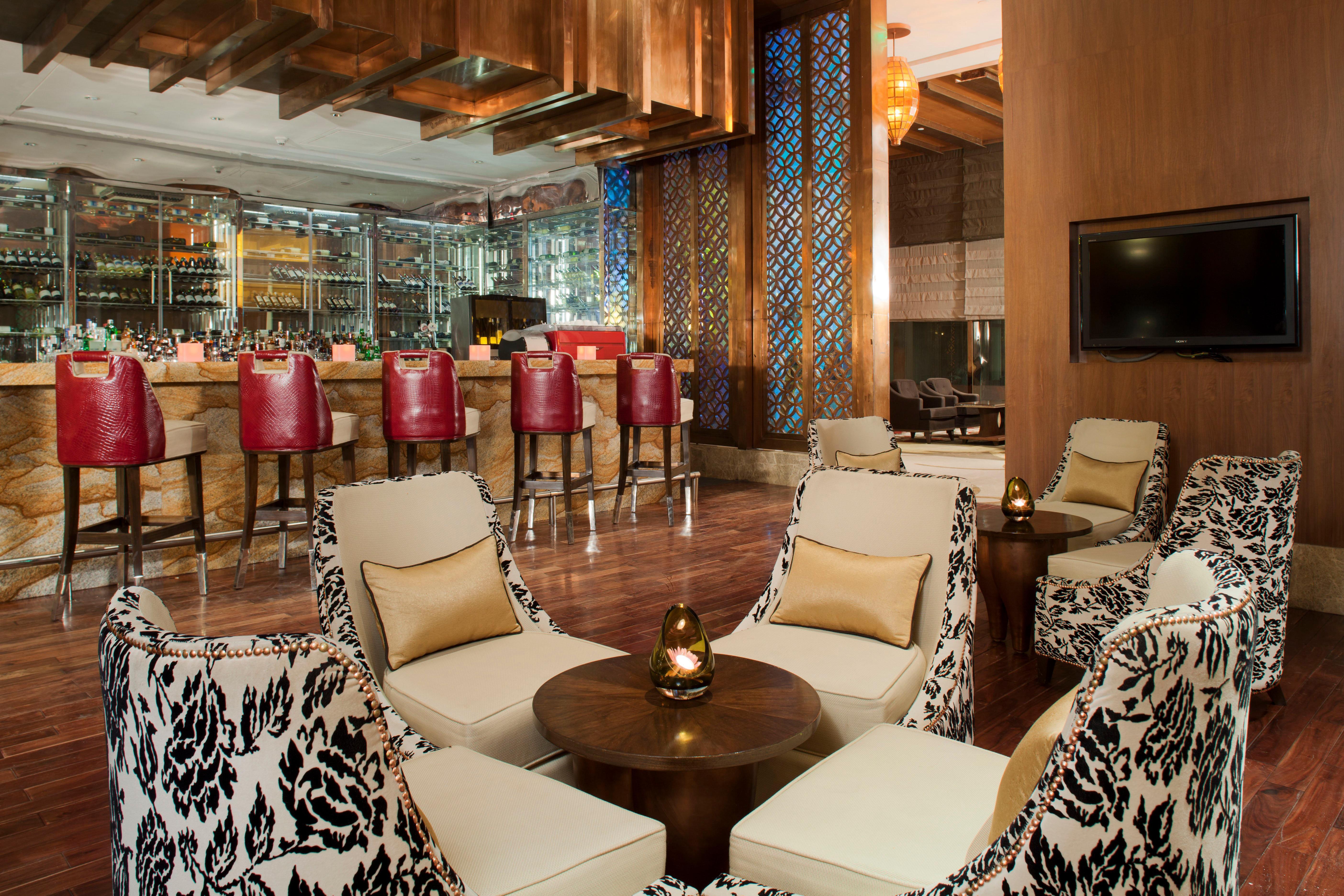 Crowne Plaza New Delhi Okhla By Ihg Hotel Restaurant foto The bar at the hotel