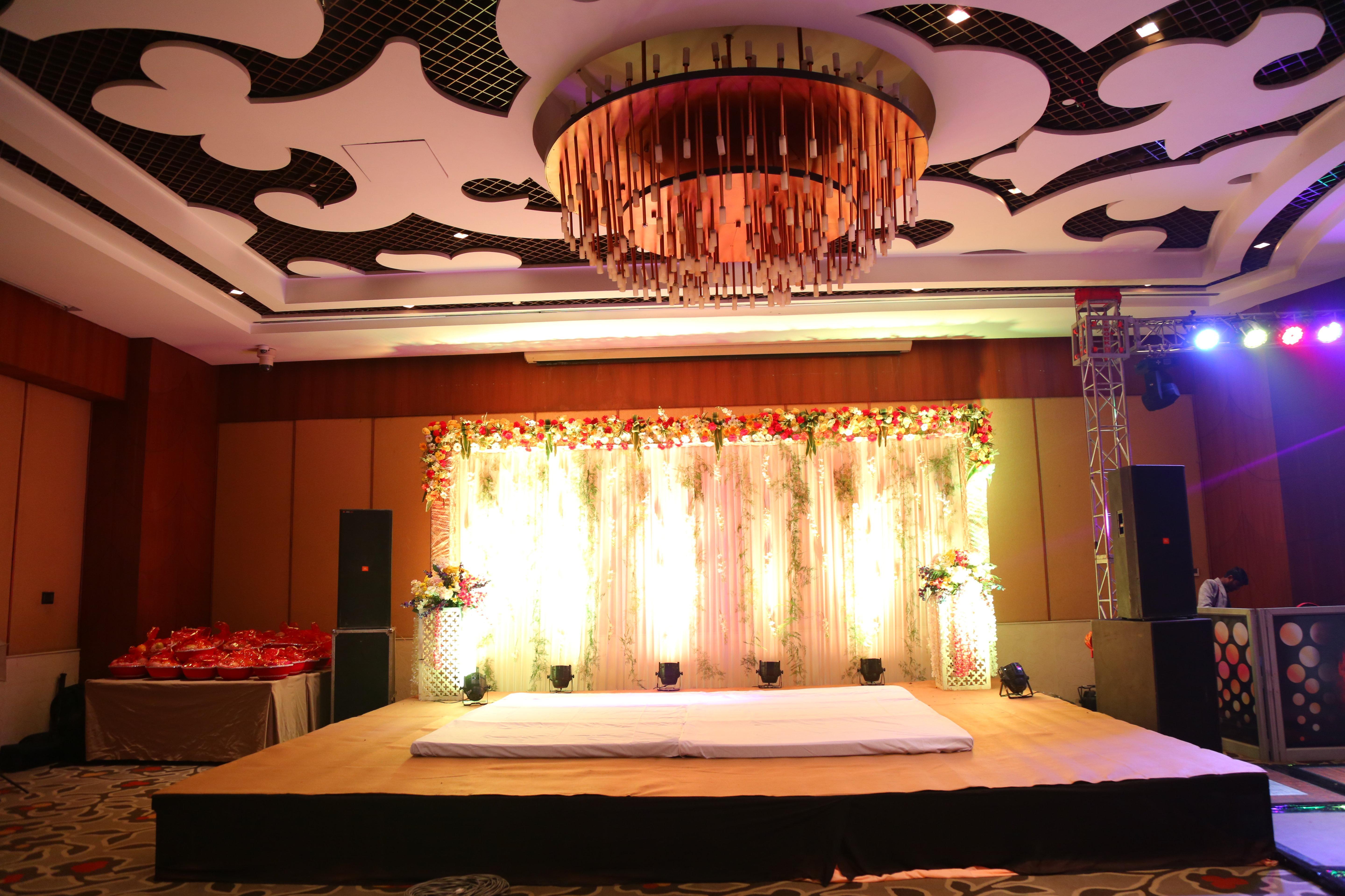 Crowne Plaza New Delhi Okhla By Ihg Hotel Buitenkant foto A wedding reception at a hotel in India