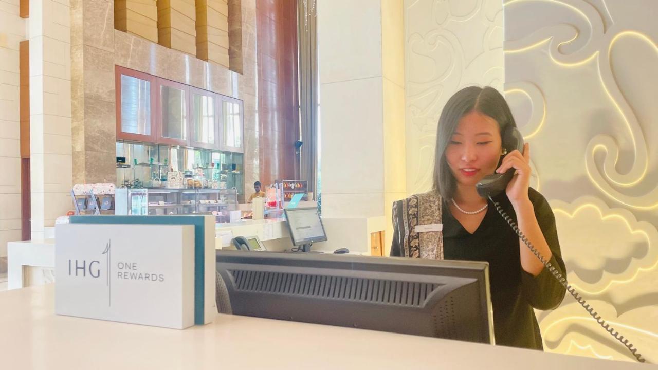 Crowne Plaza New Delhi Okhla By Ihg Hotel Buitenkant foto A receptionist at work