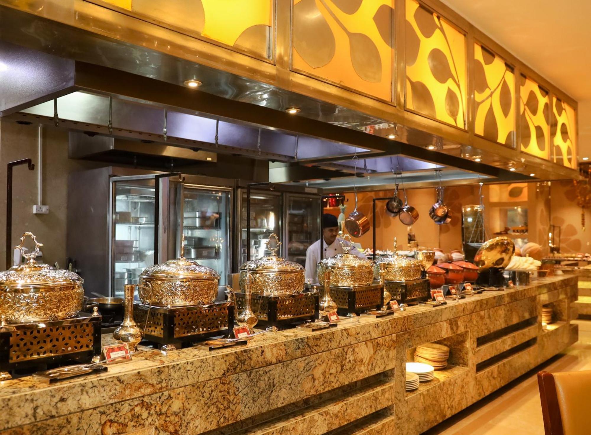 Crowne Plaza New Delhi Okhla By Ihg Hotel Buitenkant foto A buffet at a hotel