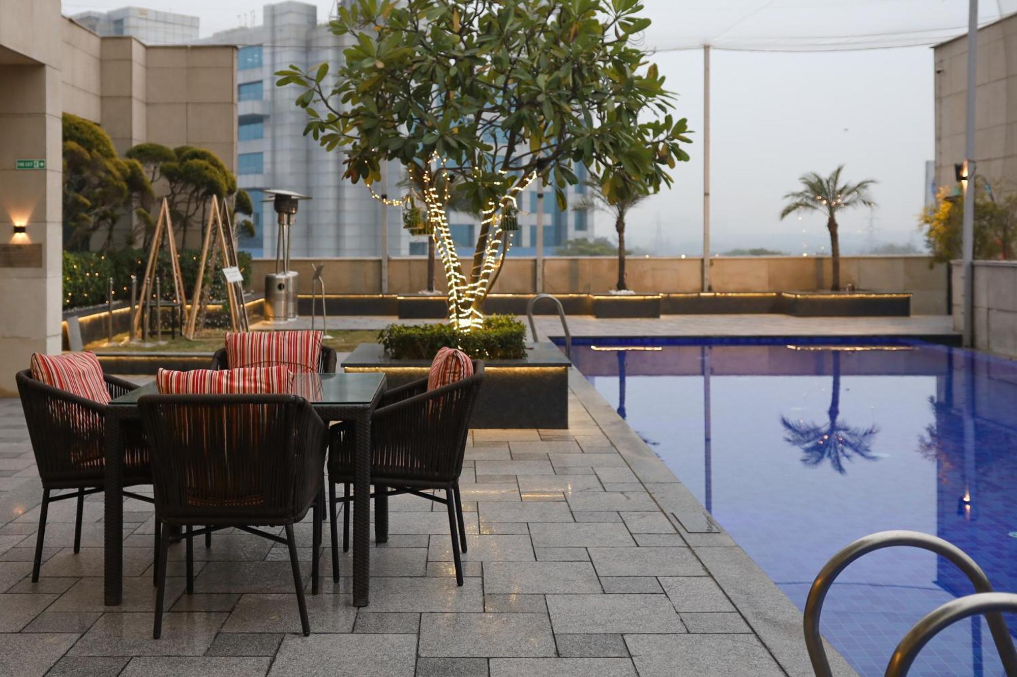 Crowne Plaza New Delhi Okhla By Ihg Hotel Buitenkant foto The pool at the Park