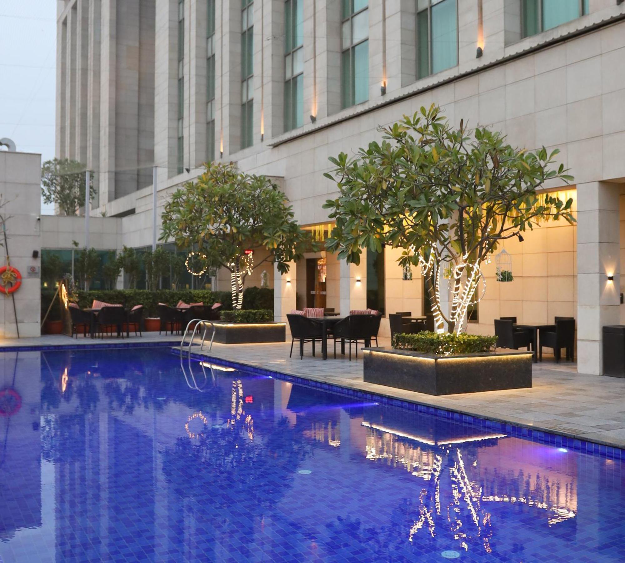 Crowne Plaza New Delhi Okhla By Ihg Hotel Buitenkant foto The pool at the hotel