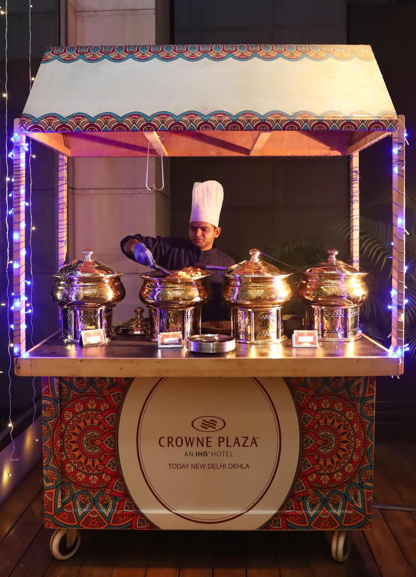 Crowne Plaza New Delhi Okhla By Ihg Hotel Buitenkant foto A chafing dish