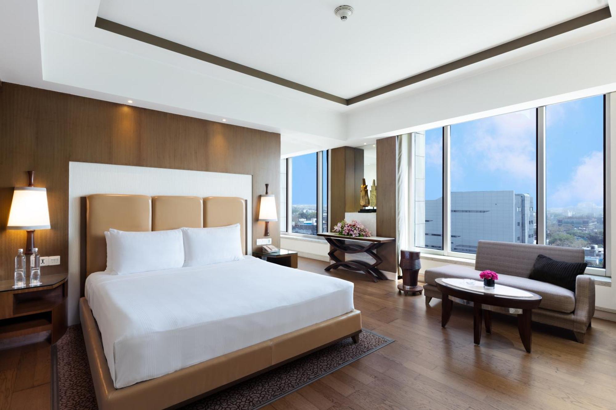 Crowne Plaza New Delhi Okhla By Ihg Hotel Buitenkant foto Suite at the Westin Hyderabad