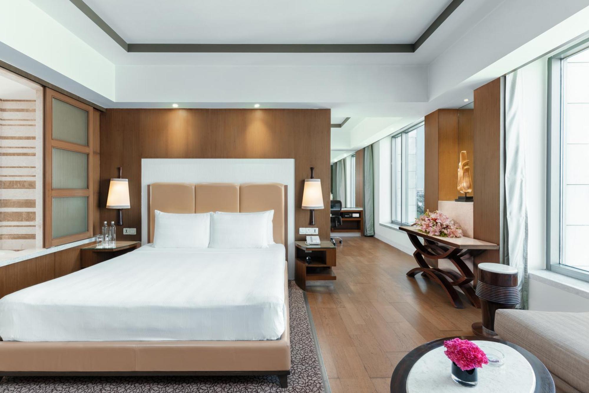 Crowne Plaza New Delhi Okhla By Ihg Hotel Buitenkant foto A bedroom at the hotel