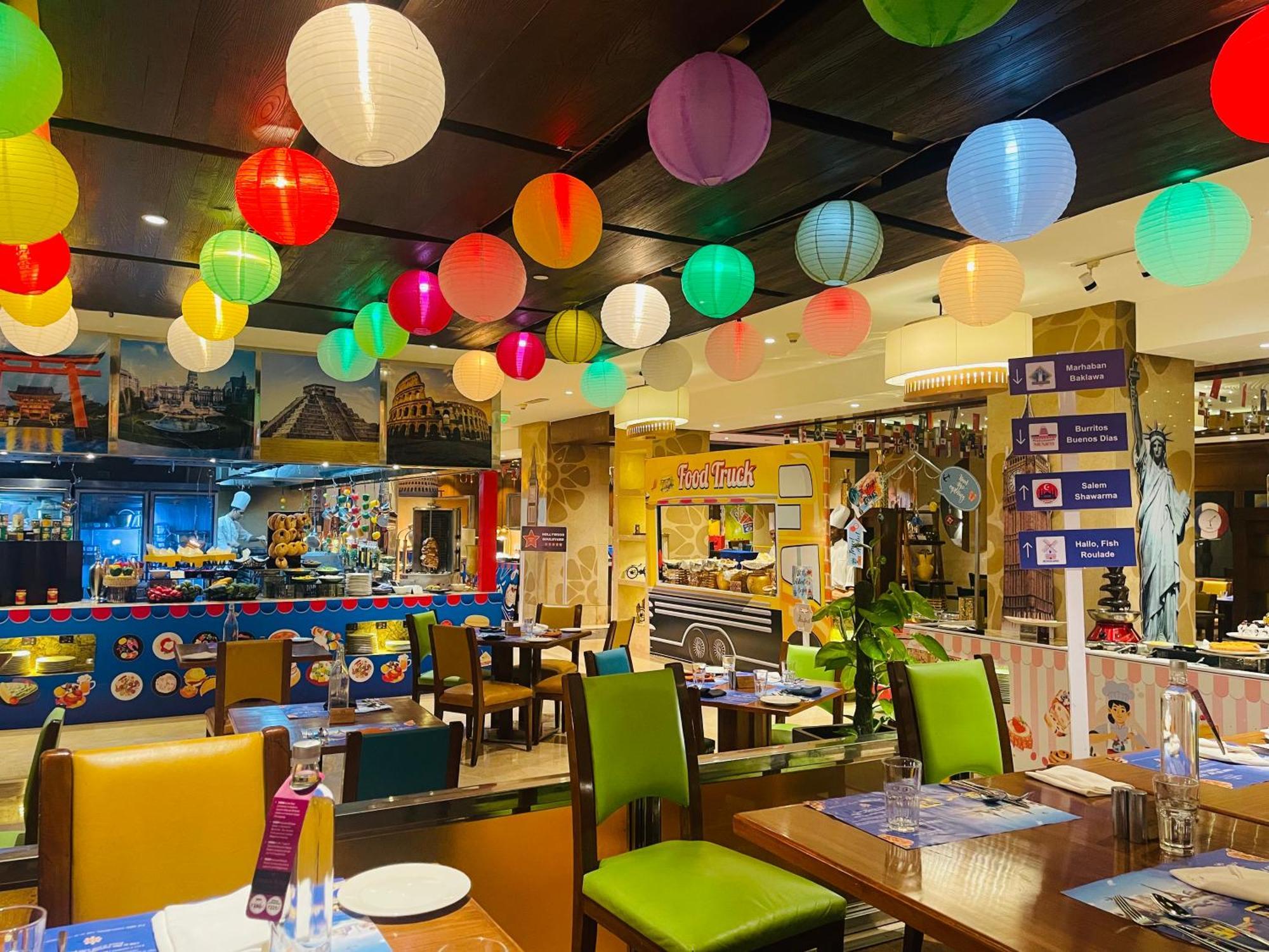 Crowne Plaza New Delhi Okhla By Ihg Hotel Buitenkant foto The interior of the restaurant