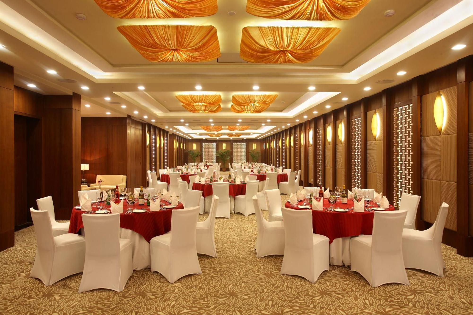 Crowne Plaza New Delhi Okhla By Ihg Hotel Buitenkant foto The Royal Hall