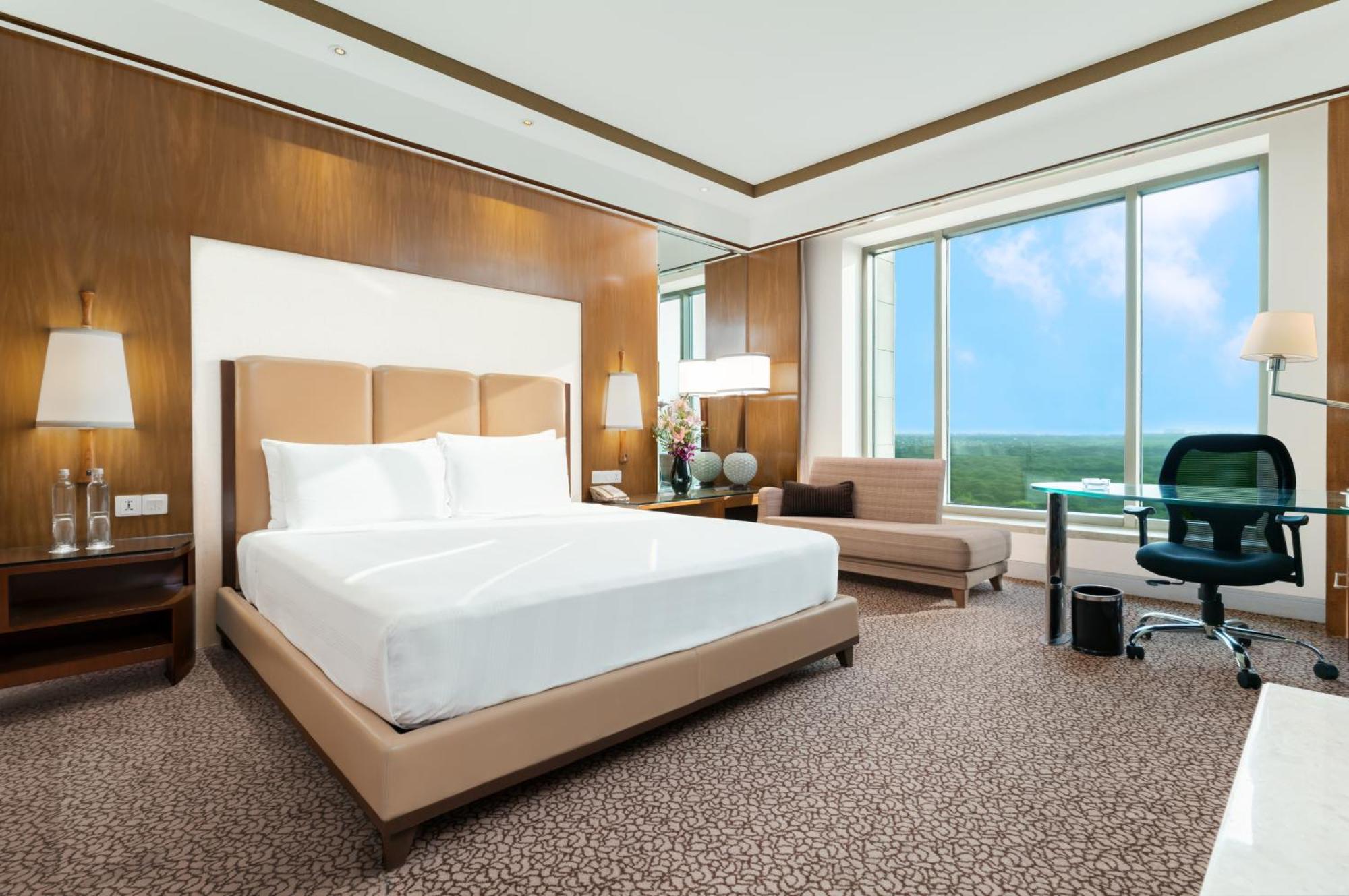 Crowne Plaza New Delhi Okhla By Ihg Hotel Buitenkant foto Suite