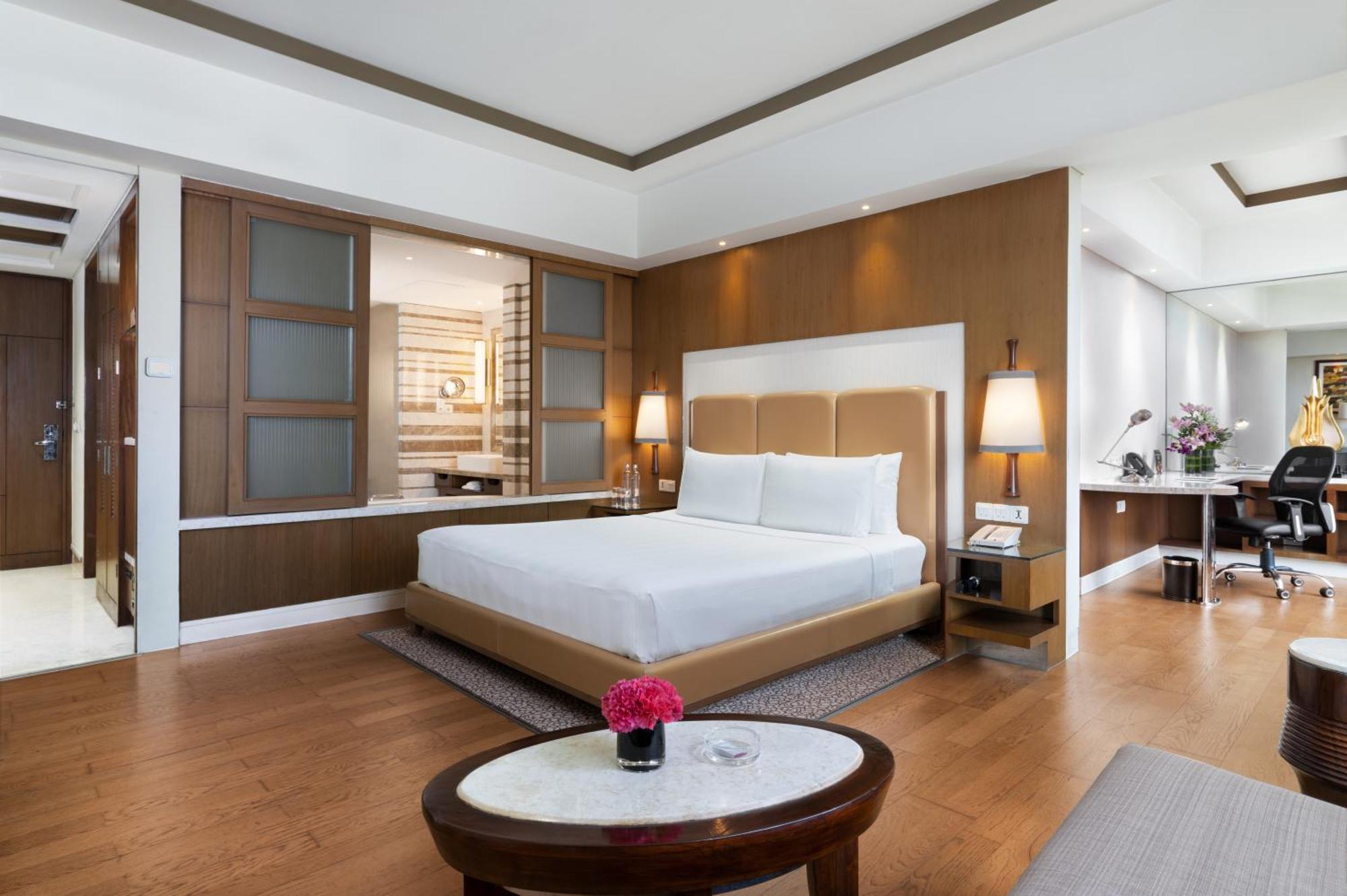 Crowne Plaza New Delhi Okhla By Ihg Hotel Buitenkant foto A bedroom at the hotel